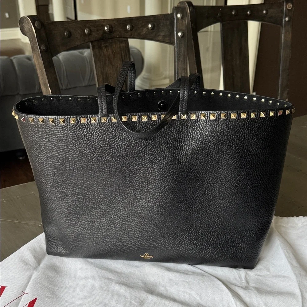 Valentino garavani black pebbled leather rockstud tote shopper bag $1850